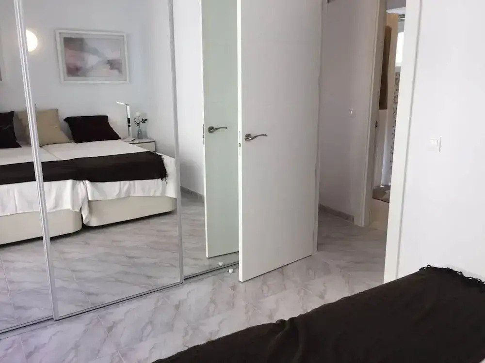 Apartment Sleeps 4 Near Beach