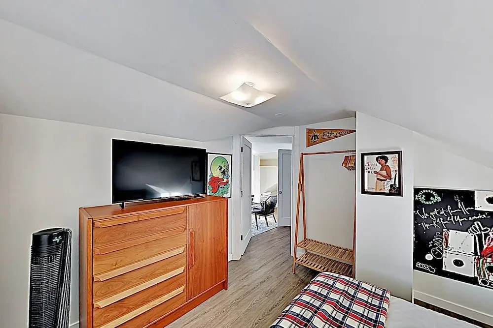 New Listing! Easy Street Beach House On Alki 3 Bedroom Cottage