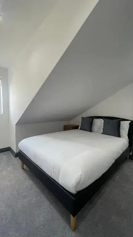 Spacious 3 Bedroom House Free onsite Parking Contractor Friendly