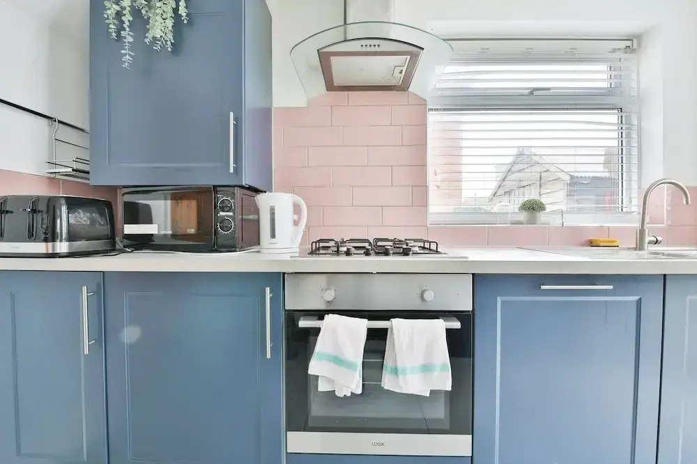 3 Bed House with Private Parking