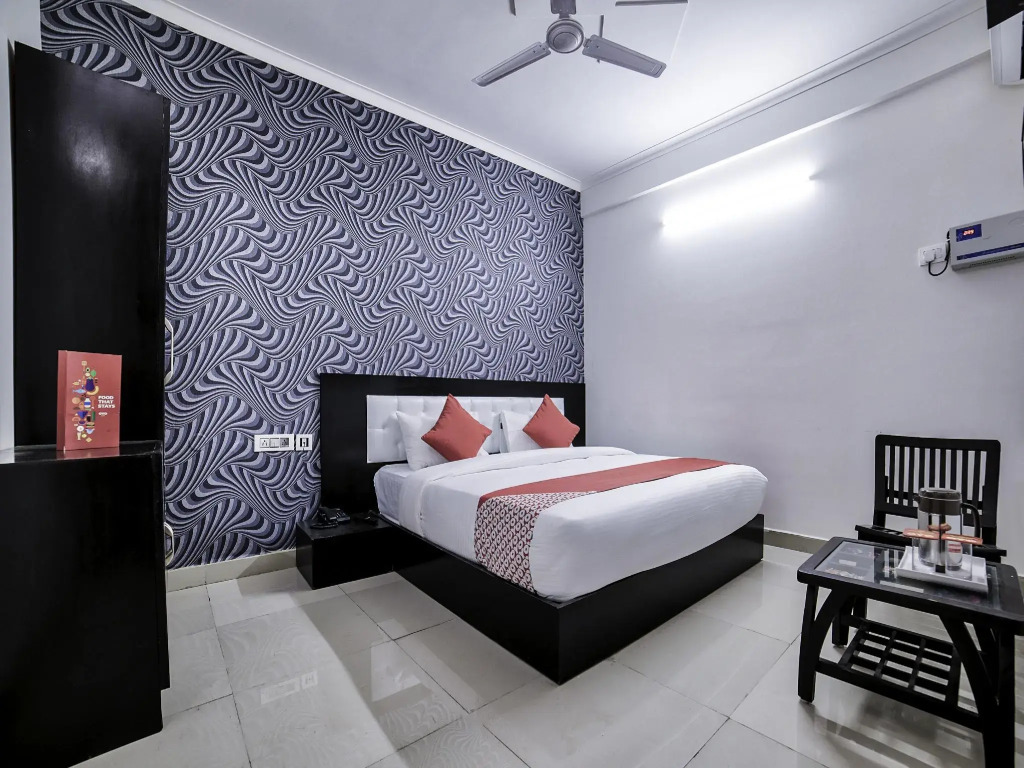 OYO 13637 Crown Residency