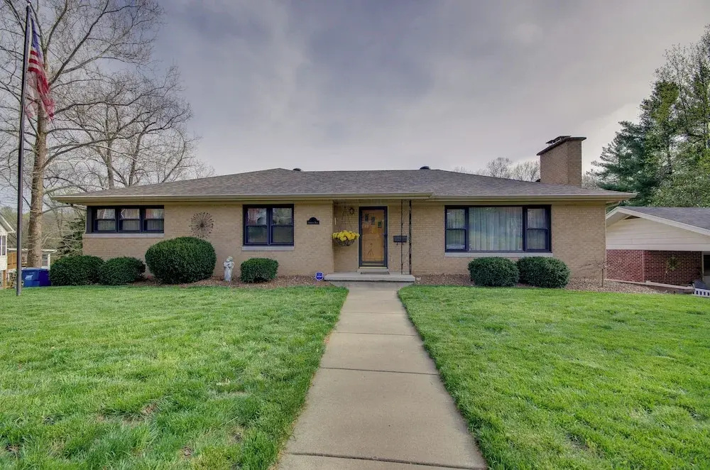 Charming Jefferson City Home: 2 Mi to Downtown!