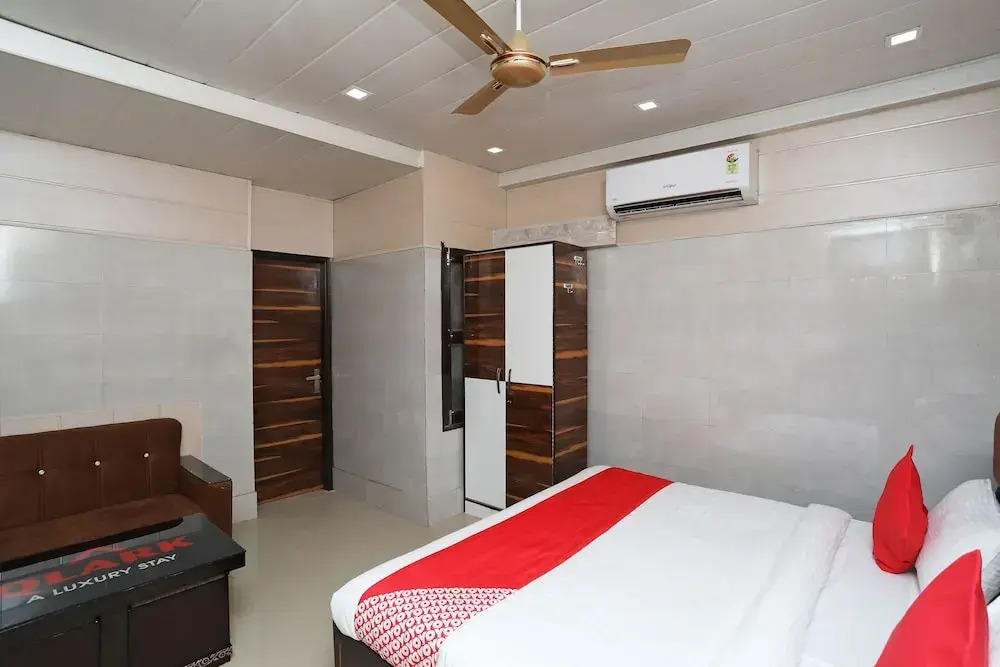 OYO 36011 Qlark Stay