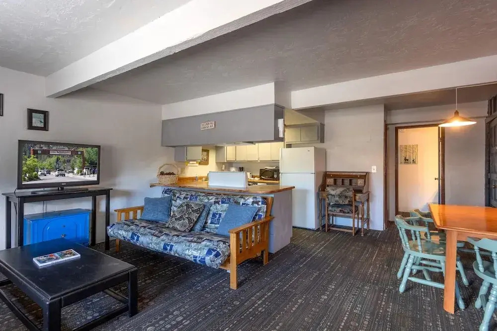 04 - Kodiak Bear 1 Bedroom Home by Redawning