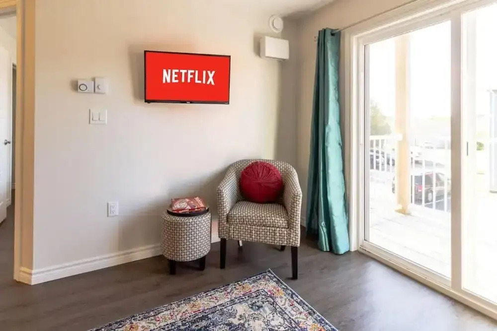 Newly Renovated Condo w Prking Near UNB Patio