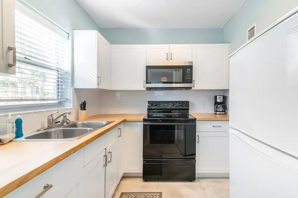 Cute One Bedroom at The Coral Resort Apts by RedAwning