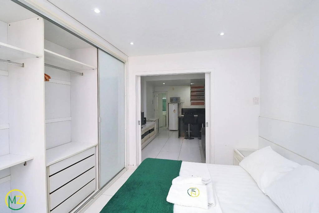 Studio moderno com vista lateral para o mar na quadra da praia em Copacabana!