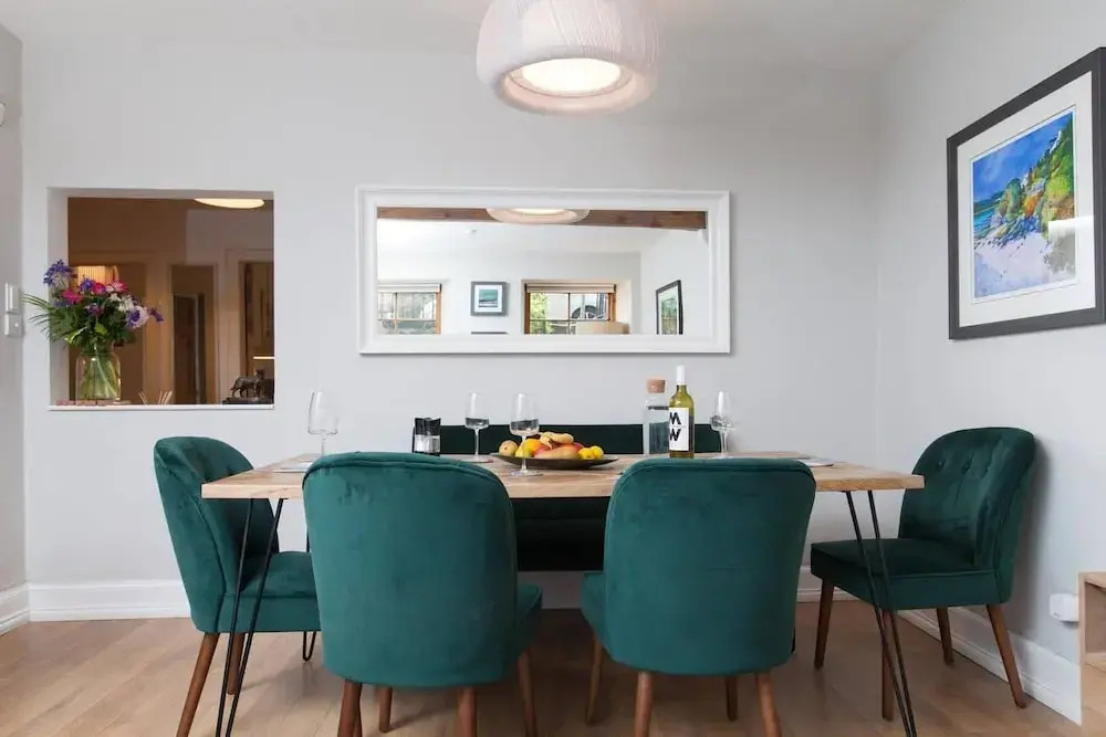 Stylish 2BR Flat for 5 in the Heart of Edinburgh