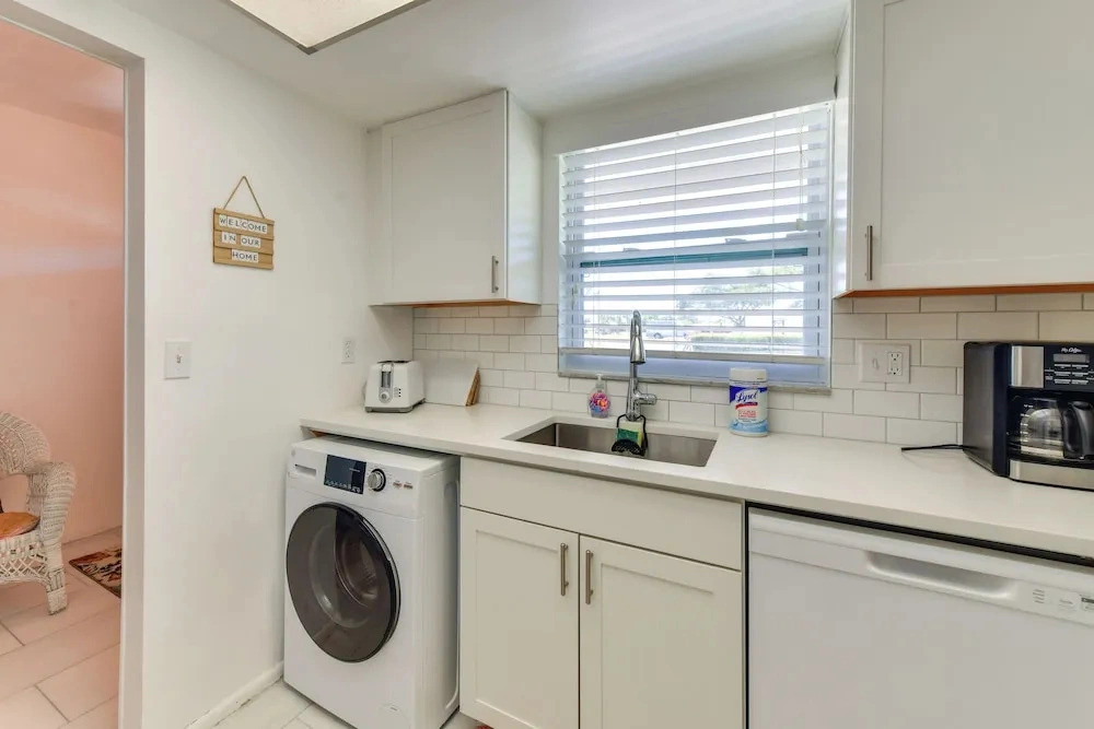 5 Mi to Venice Beach! Remote-work-ready Retreat