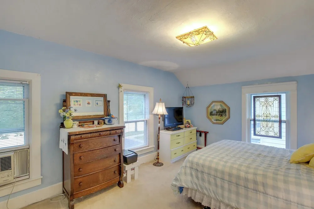Historic Home w/ Sunroom - 5 Mi to Lambeau Field!