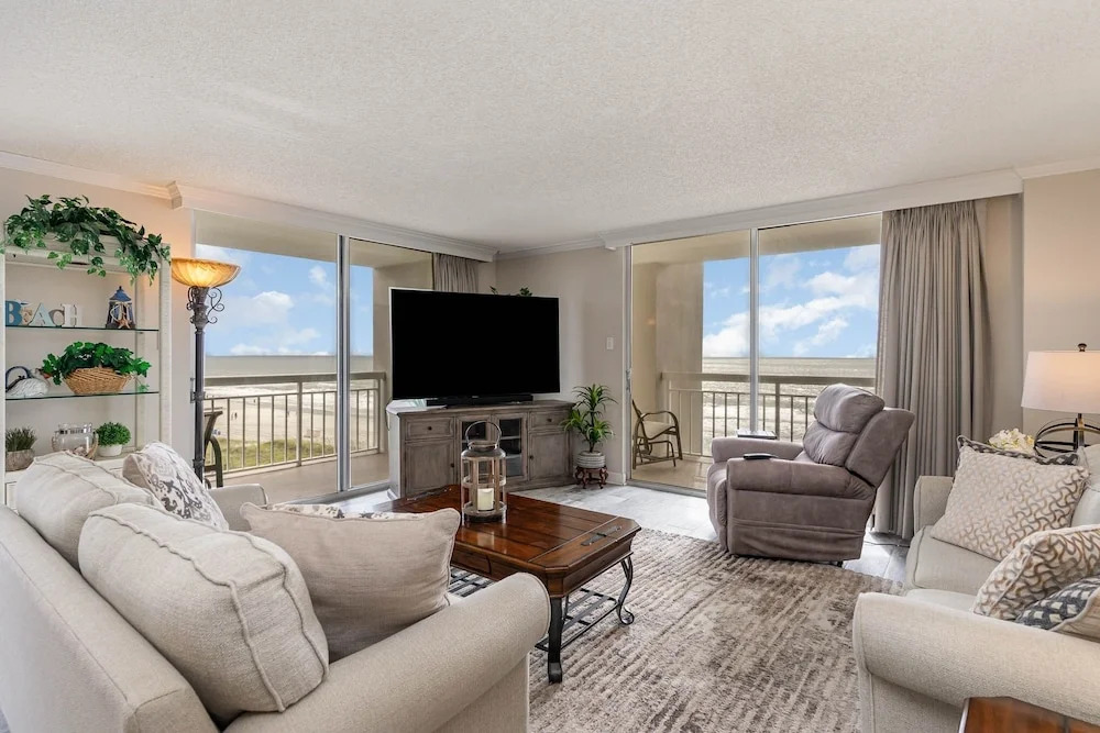 Gorgeously remodeled 2 bedroom ocean front unit - 509 South Hampton 2 Condo