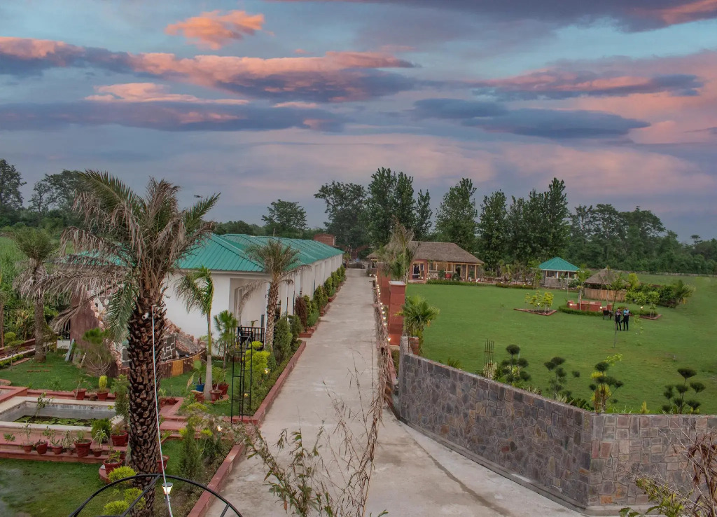 Palms Grove Resort & Spa Corbett