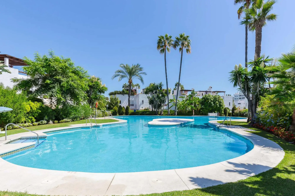 Charming Beachside Townhouse in San Pedro A Lovely Retreat Steps from the Shore