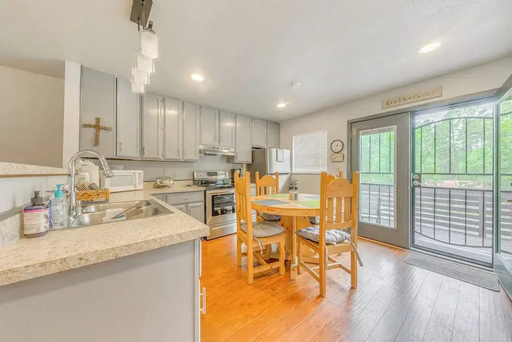 Condo Near Midtown Ruidoso w/ Furnished Deck!