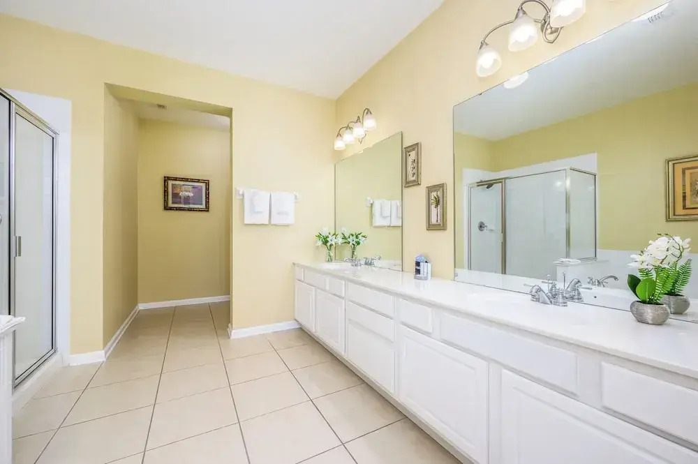 Premium Lake View Condo, Vista Cay - 1005