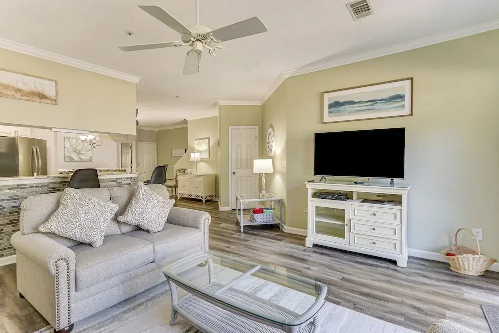 Hilton Head Island Condo w/ Deck < 1 Mi to Beaches