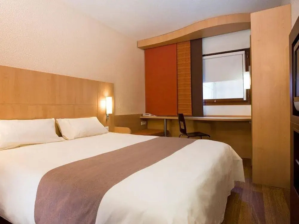 Ibis Ningbo Tianyi Square