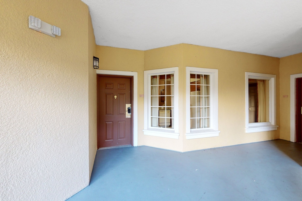 Inviting 4th-floor Condo With Elevator, Screened Balcony, Washer/dryer & AC
