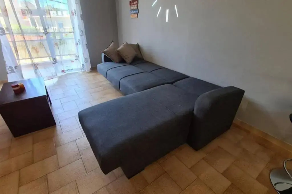 Modern central Αpt 500m from the beach.