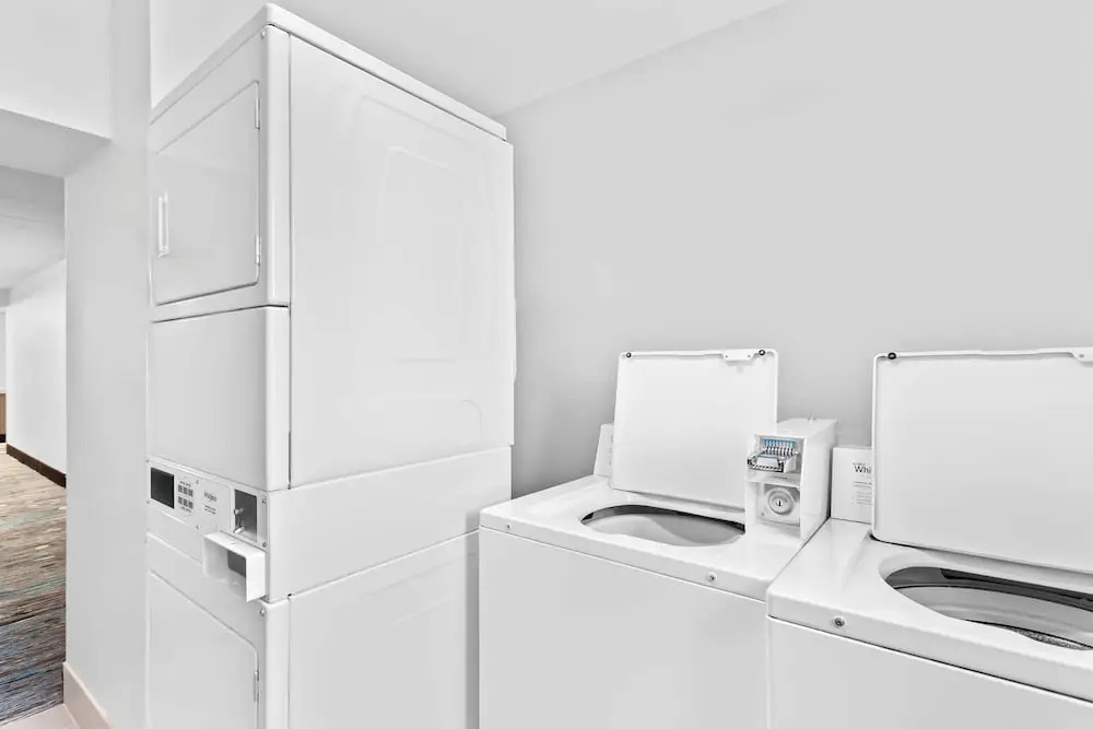 Days Inn & Suites By Wyndham Schaumburg- Woodfield Mall