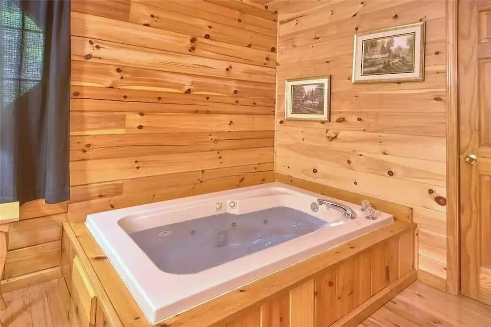 Good Times 3 Bedroom Home with Hot Tub