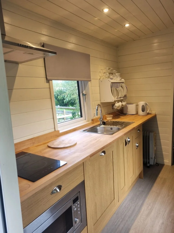 Glamping Hut - Sleeps 2 hot tub & parking