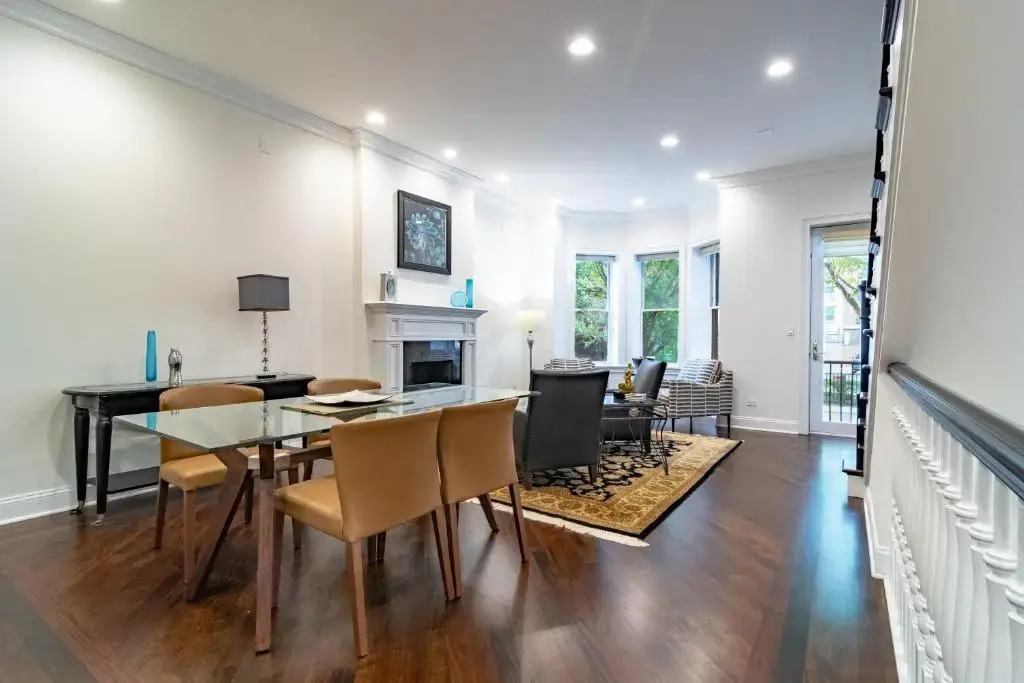 Luxurious Gold Coast 4BR 4-Story Villa with Parking Sleeps 12 Guests