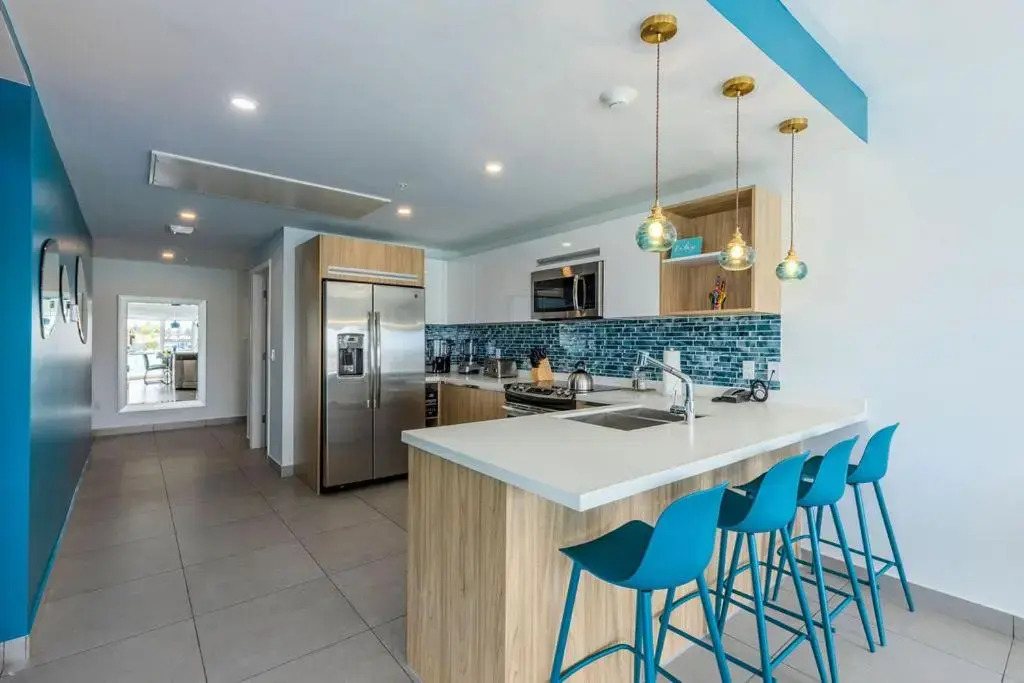 HH-2BS317 - Magnificent Corner Unit with all the Views