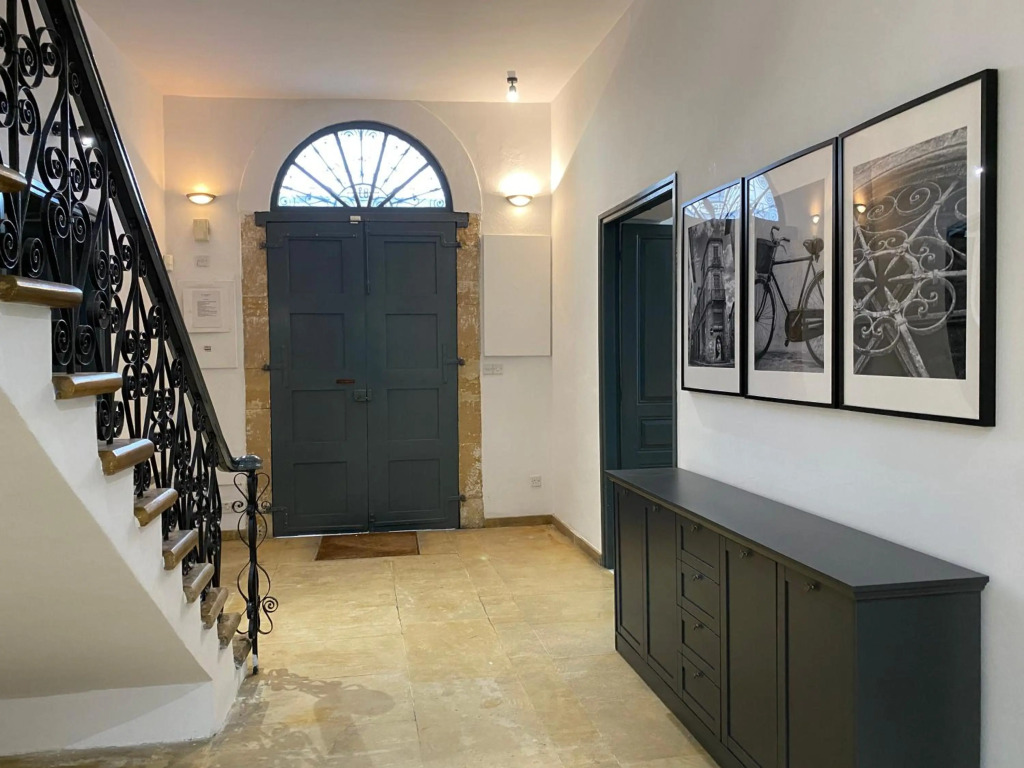 Phaedrus Living: Cozy Down Town House Aischylou
