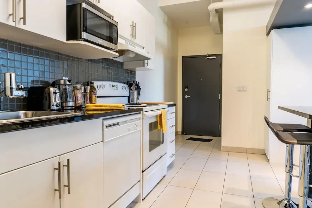 Comfy DT Loft w Parking Rooftop Patio BBQ Gym