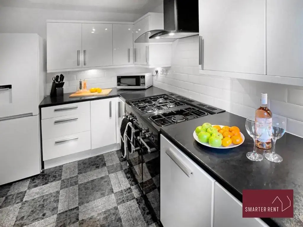 Farnborough - Peel Court - 2 Bed Parking & Garden