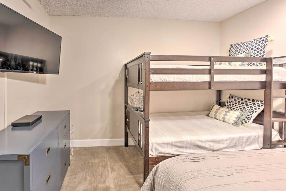 Walk to Beach: Lake Havasu Condo w/ Pool Access