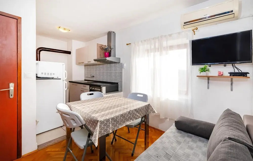 Nice Home in Rovanjska With 1 Bedrooms and Wifi