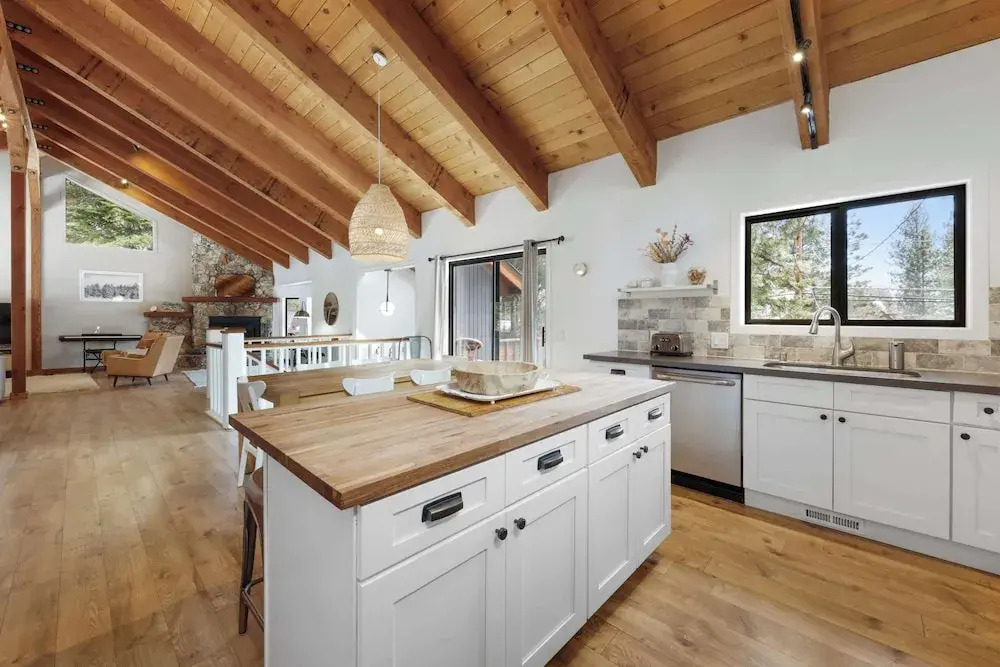 Bright & Modern Cabin Luxury Home in Carnelian Bay!