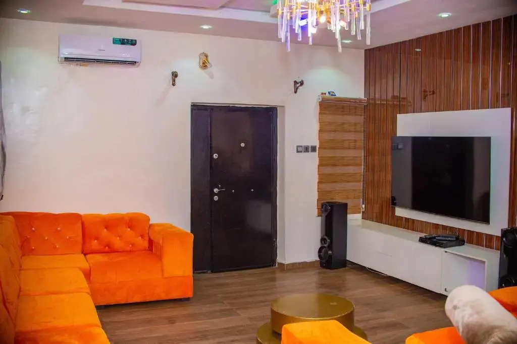 Luxury 3-Bedroom Duplex FAST WIFI & 247Power
