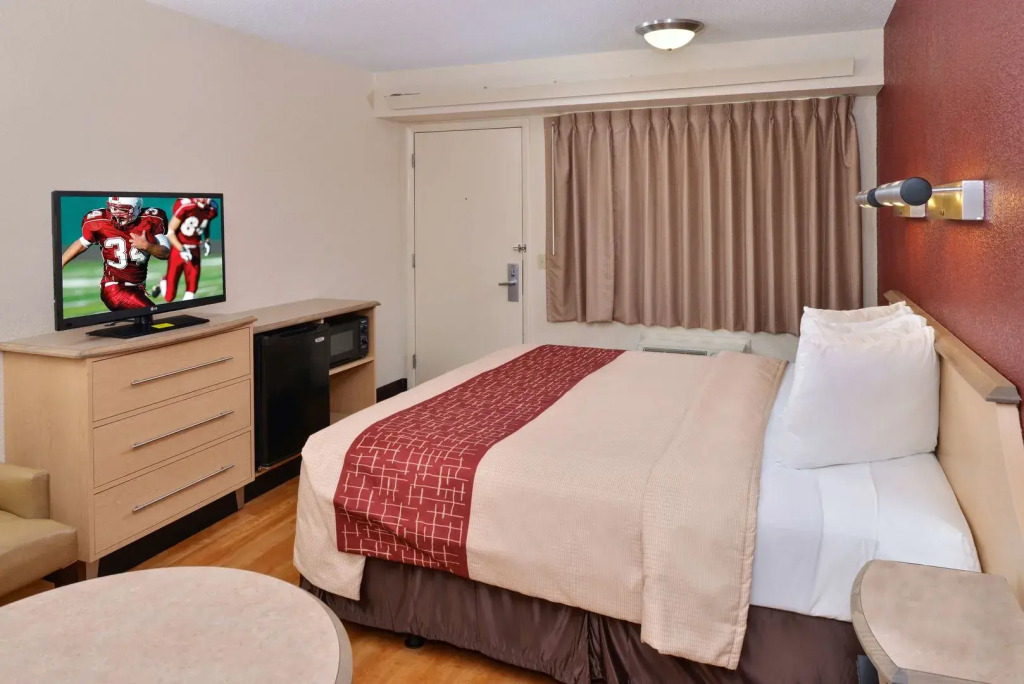 Super 8 by Wyndham Deerfield - Northbrook
