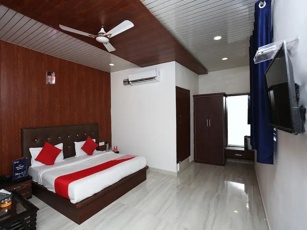 Oyo 15839 Hotel Queen Palace
