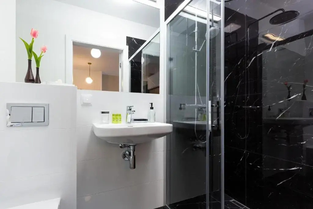 Royal City Center Mennica Residence by Noclegi Renters