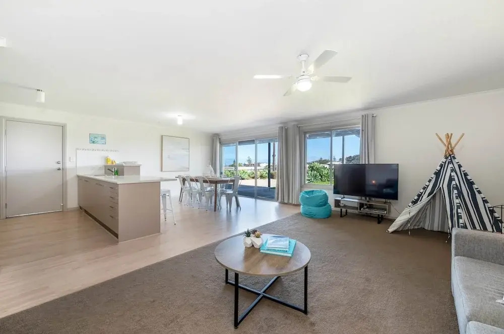 Spacious 3-bed Ground Level Beachside Stay