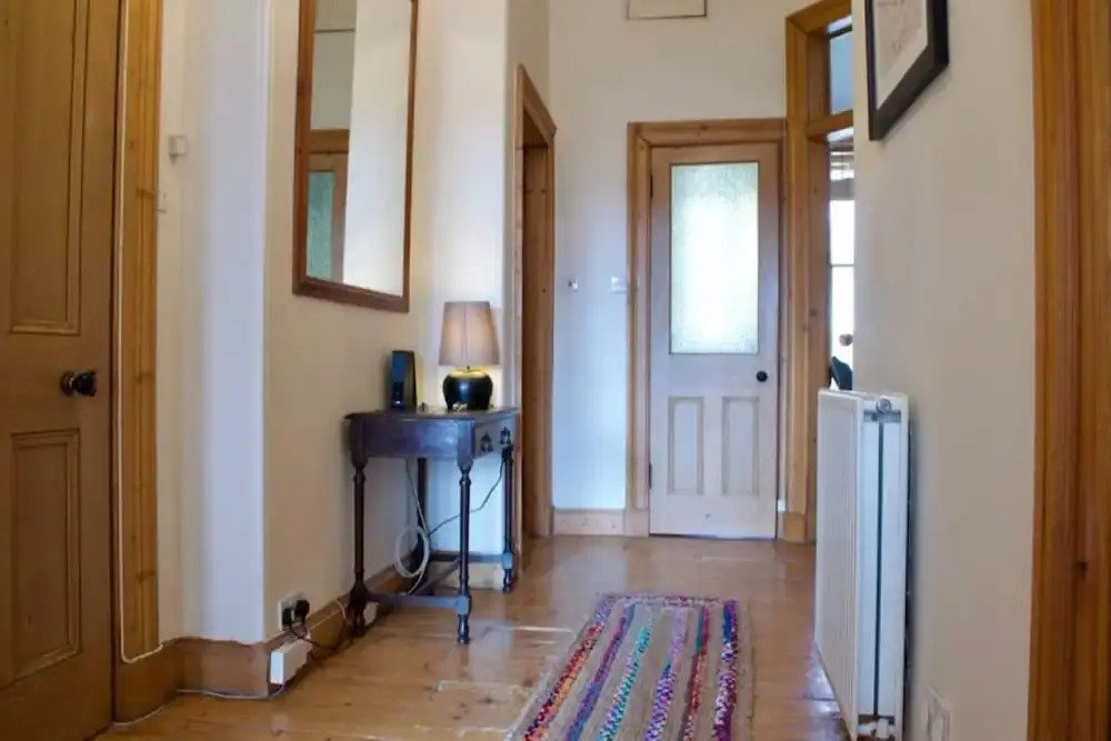2 Bedroom Flat Near The Kings Theatre