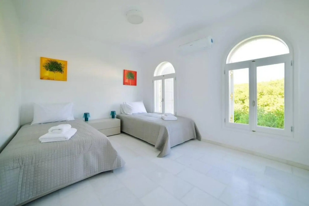 Coral Villa with 4 bedrooms in Paros