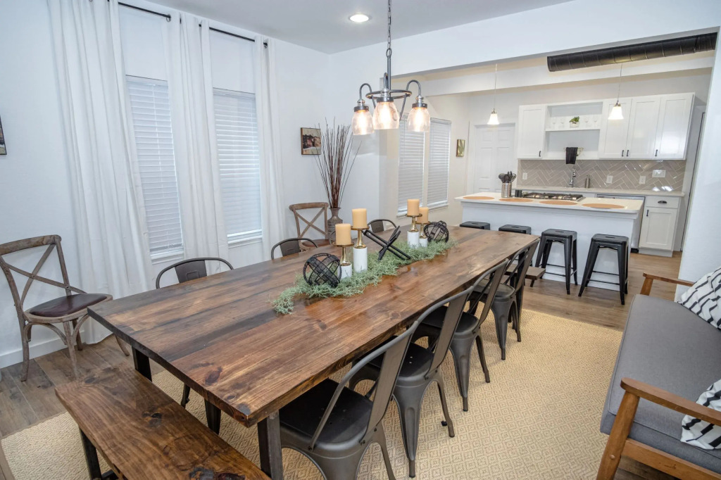5BR/4BA House Sleeps 20 Downtown