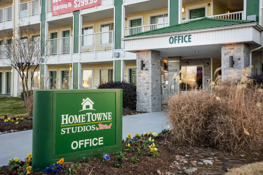HomeTowne Studios by Red Roof Dallas - Irving