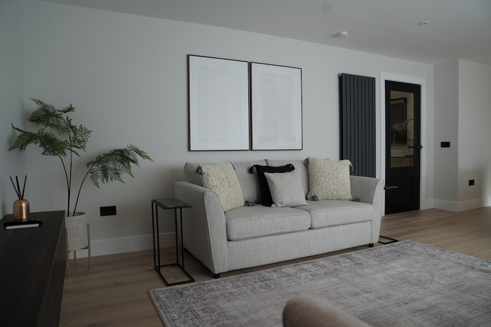 1st Floor Luxury 2-bed Apt, Sleeps 6
