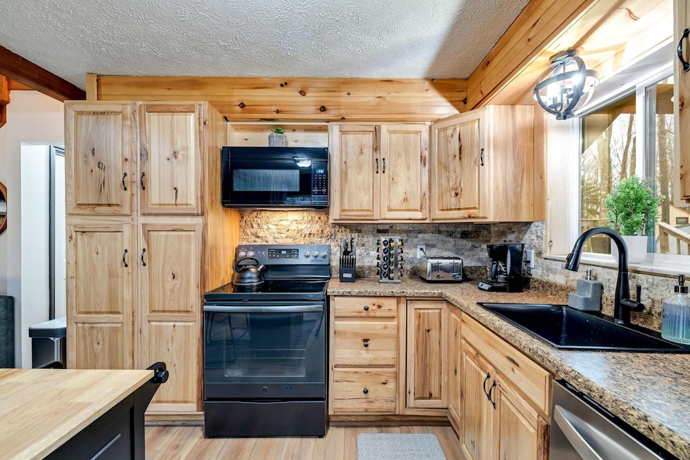 Cozy Poconos Retreat Hot Tub Dog Friendly Firepit