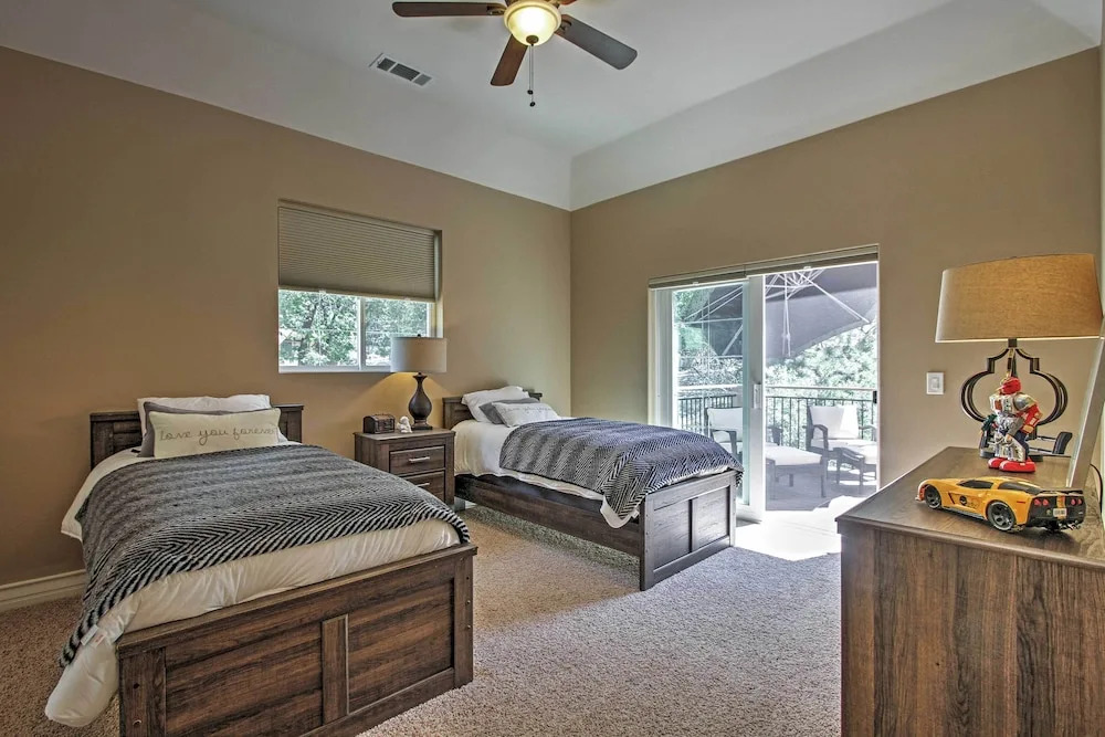 Roomy Home w/ Deck, 5 Mi to Lake Arrowhead Village