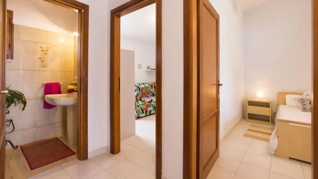 Villa sulla riva della marina di Sorso 3 camere veranda sul mare giardino