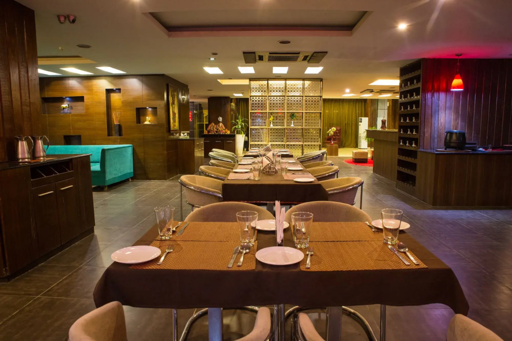 OYO 10968 Hotel Almati 1
