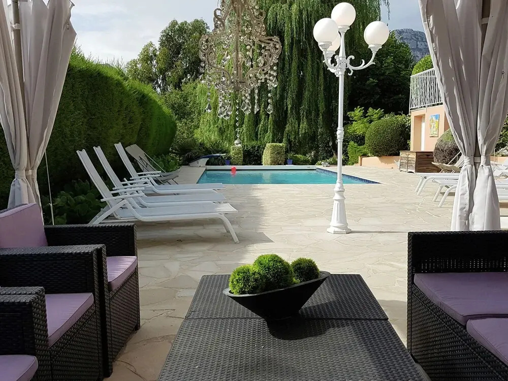 Stately Villa in La Gaude With Relaxation Area and Pool