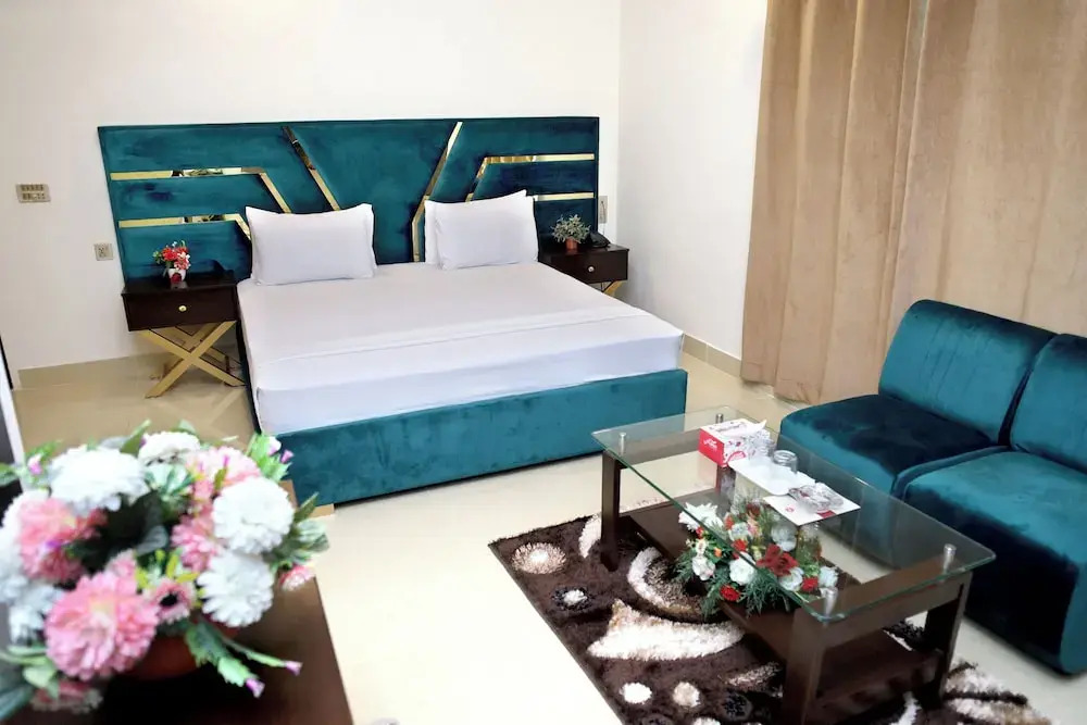 Royalton Inn Hotel - Gulberg